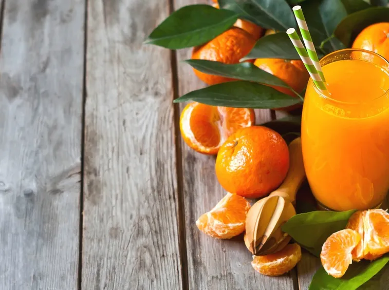 Succo vitaminico di arancia, carota e limone
