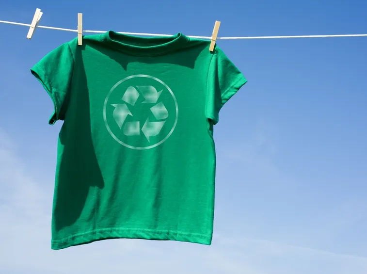bucato con detersivo per lavatrice ecocompatibile