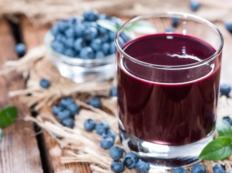 Un bicchiere di succo di mirtilli
