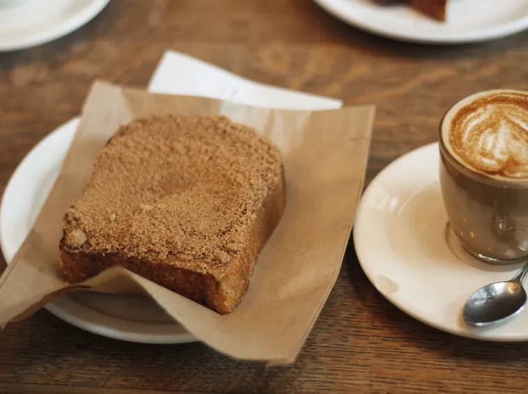Fetta biscottata con caffè