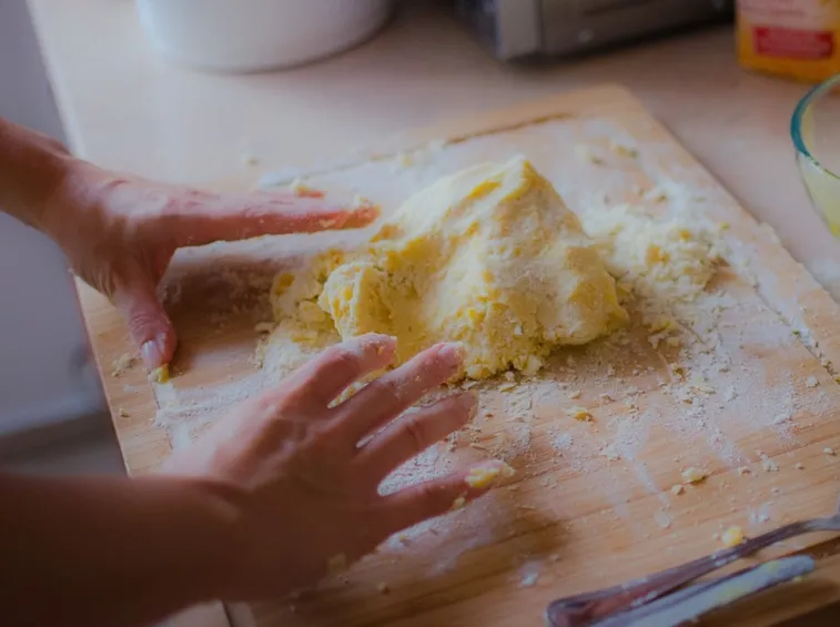 Mani in pasta