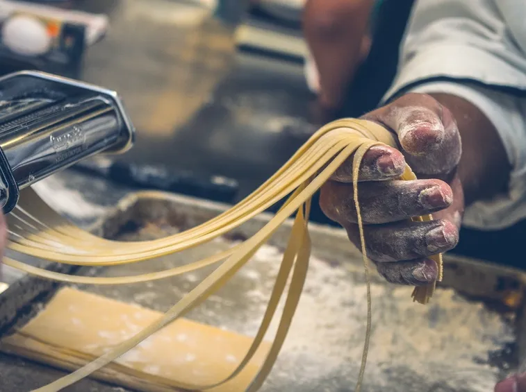 Tagliatelle biologiche in preparazione