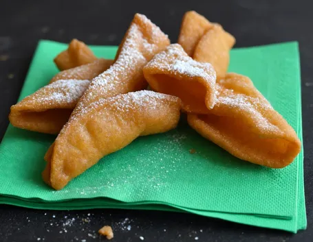 Chiacchiere senza glutine a forma di fiocchi