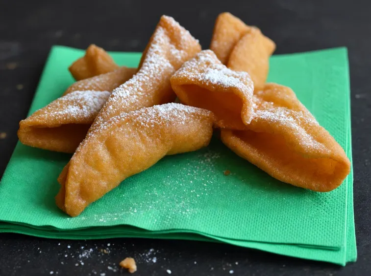 Chiacchiere senza glutine a forma di fiocchi