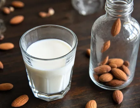 Latte di mandorle