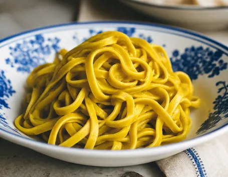 Tagliatelle con curcuma e formaggio