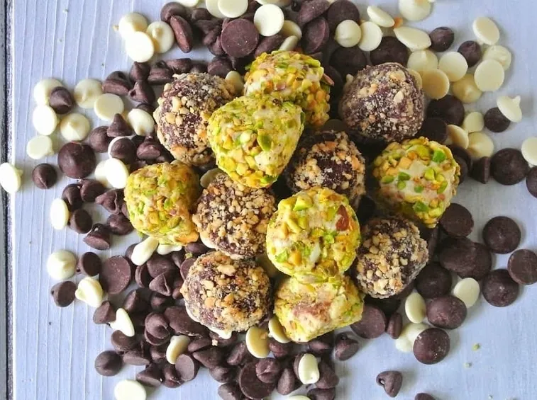 Tartufini di ricotta al pistacchio, cacao e caffè