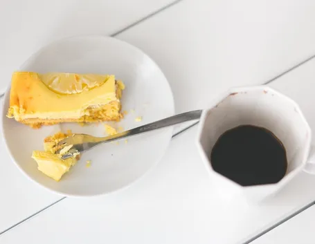 Fetta di torta al limone e caffè