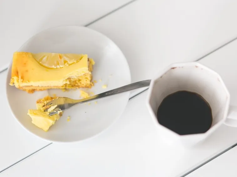 Fetta di torta al limone e caffè