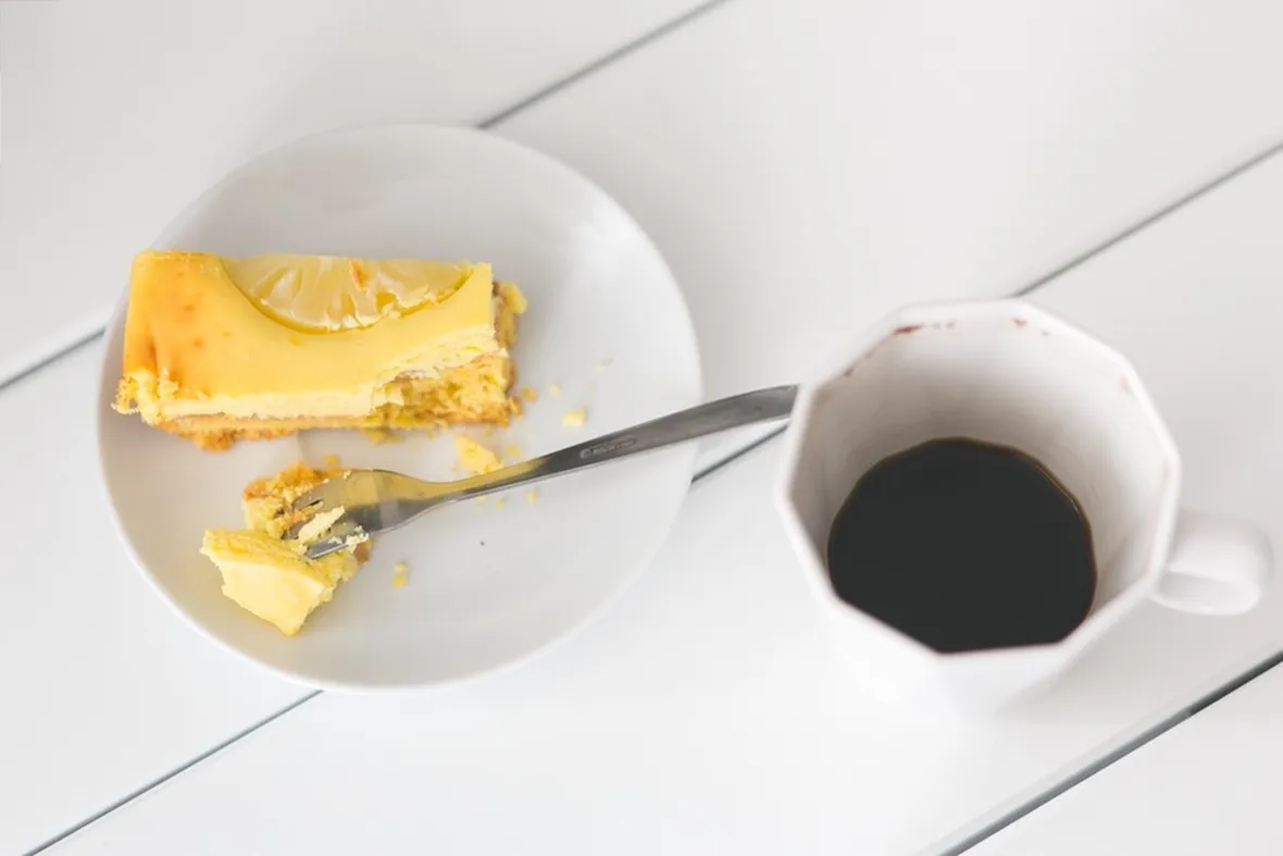 Fetta di torta al limone e caffè