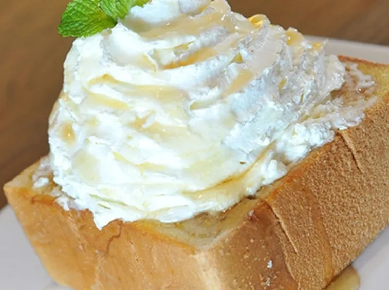 Toast con crema di mascarpone e foglie di menta