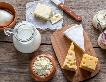 Selezione di latte e formaggi