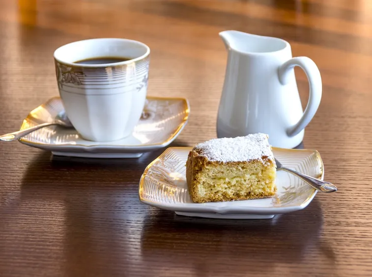 Fetta di torta con caffè