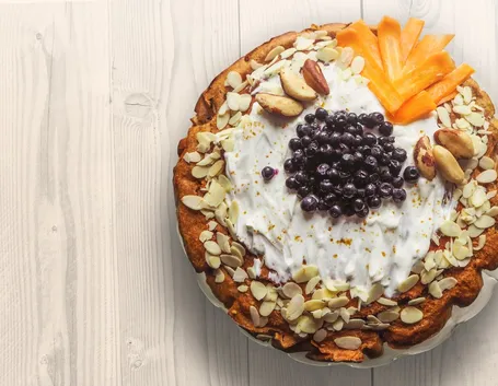 Torta con frutta fresca e frutta secca