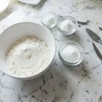 Gli ingredienti che sostituiscono uova, burro e miele