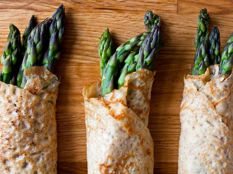 Crepes con asparagi e piselli