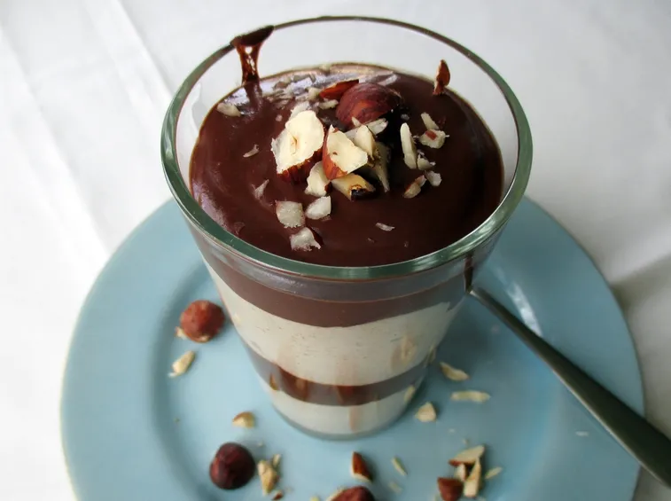 Bicchierini alla crema di nocciola, pere e cioccolato