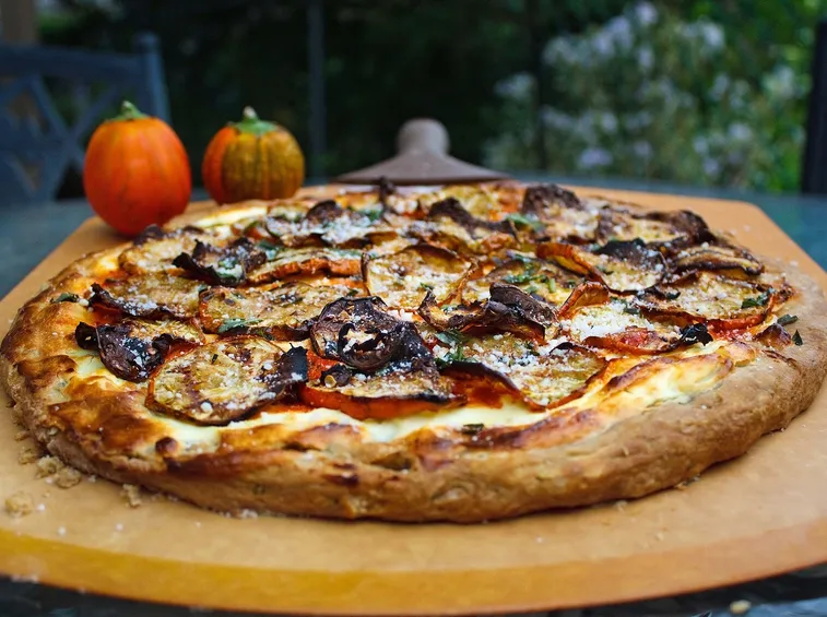 Torta salata con melanzane e pomodoro