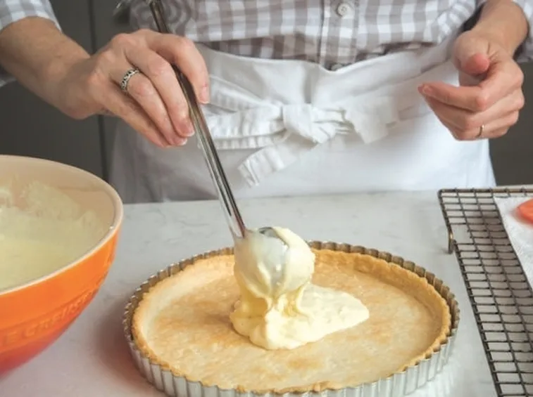 Crema pasticcera su torta
