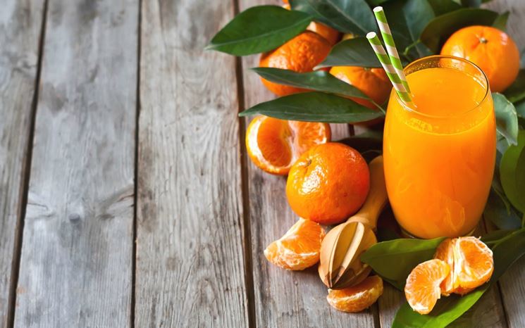 Succo vitaminico di arancia, carota e limone