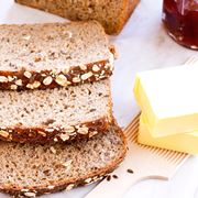 Fette di farro bio con marmellata di frutta