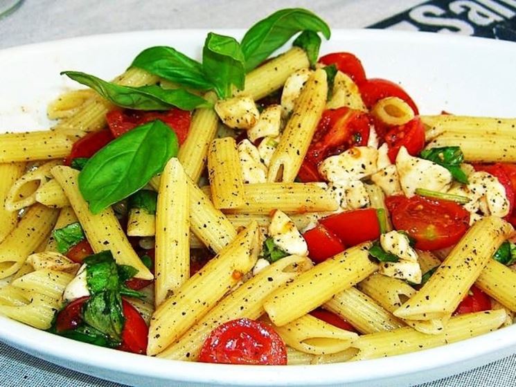 Mezze penne con pomodoro fresco, mozzarella e origano