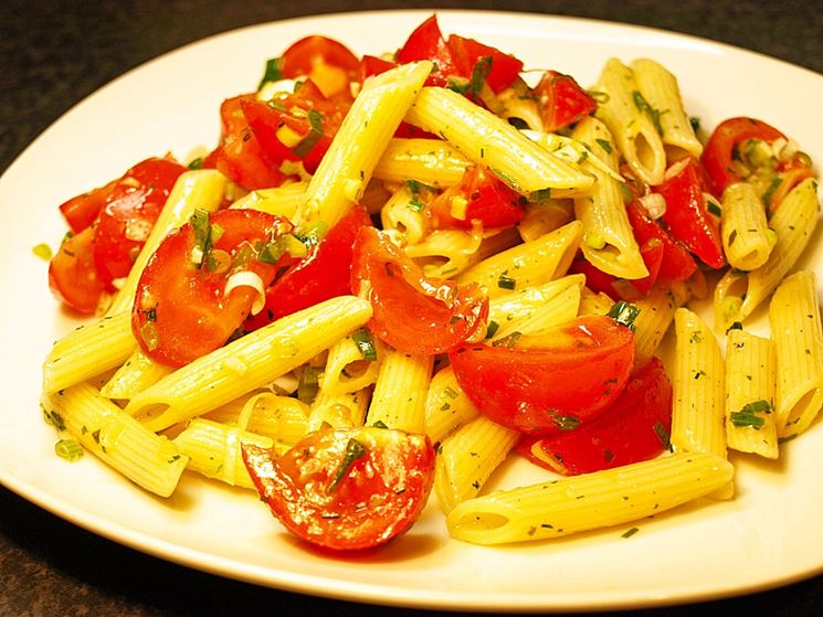 Mezze penne con pomodoro e origano