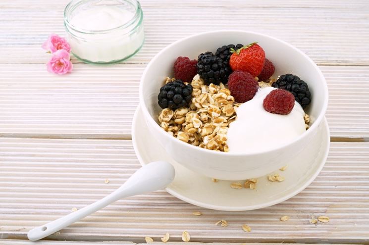 Colazione a base di cereali e yogurt