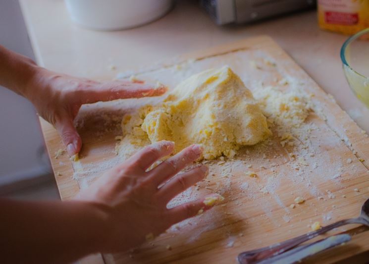 Impastando il pandoro senza glutine