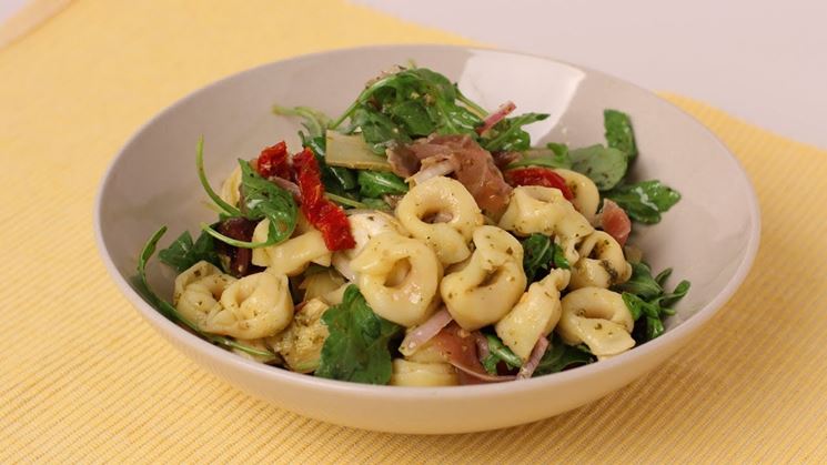 Tortellini senza glutine e insalata