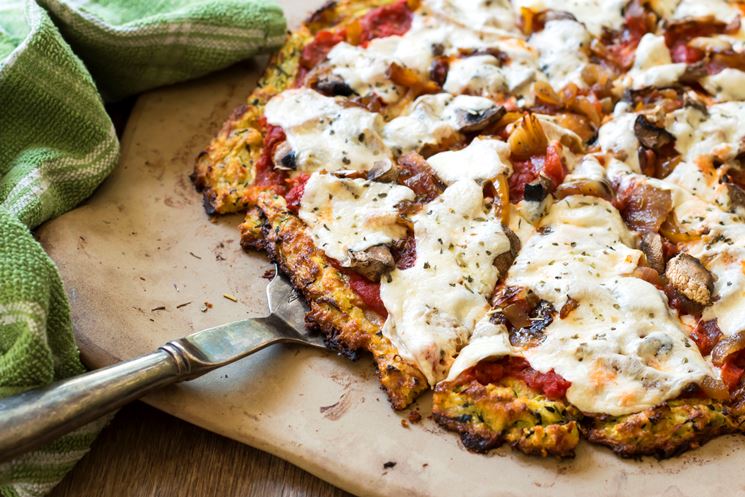 Pizza alle zucchine con pomodoro, mozzarella vegetale e verdure