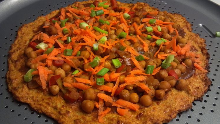Pizza con base di ceci e arricchita con legumi e verdure