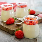 Barattoli contenenti yogurt