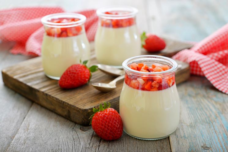 Barattoli contenenti yogurt