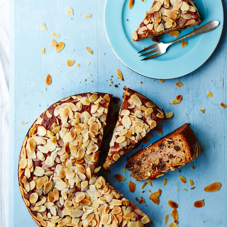 Torta con mandorle e uvetta