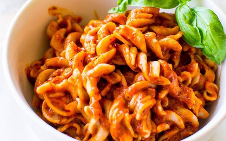 Pasta con peperone e pomodoro