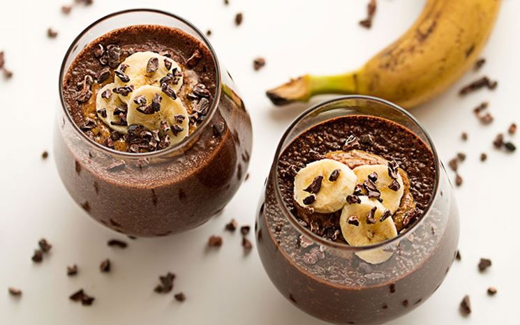 Budino al cioccolato con l'aggiunta di banana e semi di chia