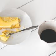 Fetta di torta al limone e caff