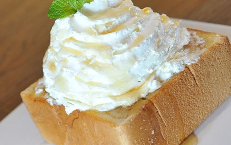 Toast con crema di mascarpone e foglie di menta