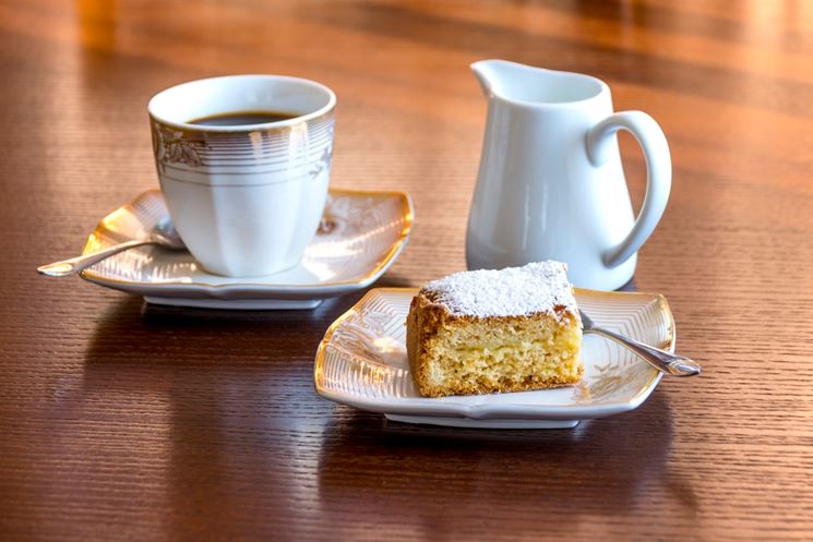 Fetta di torta con caff