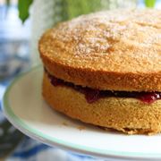 Gli ingredienti per la torta senza glutine e lattosio.