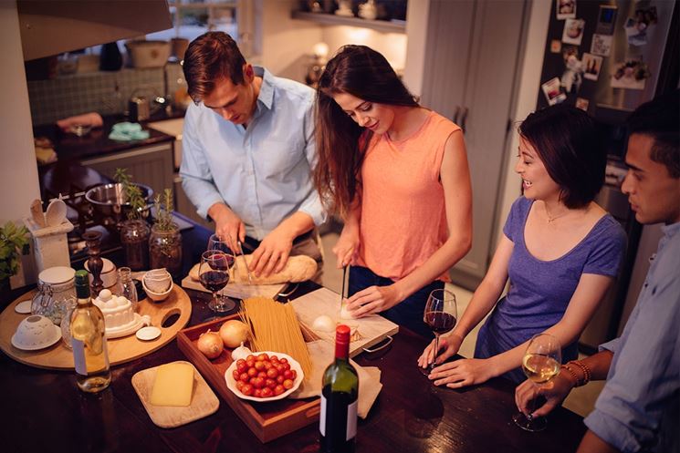 Serata al ristorante con gli amici