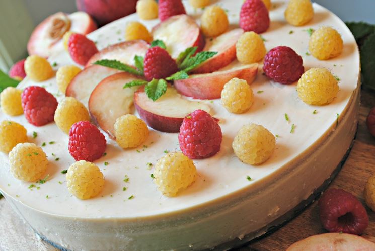 Cheesecake senza lattosio con pesche e frutta fresca