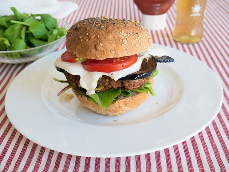 Hamburger di melanzane con pomodori e maionese