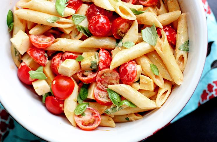 Pasta con pomodorini, mozzarella e basilico